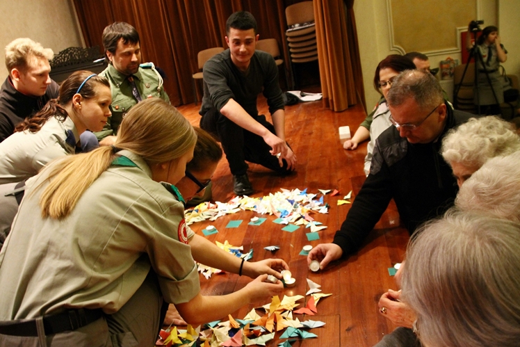 Gra miejska oraz kominek na Dzień Myśli Braterskiej