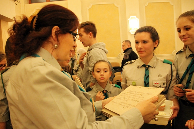 Gra miejska oraz kominek na Dzień Myśli Braterskiej