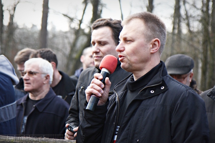 Symboliczne tabliczki Żołnierzy Niezłomnych odsłonięte. Szydłowieckie dęby pomnikami pamięci