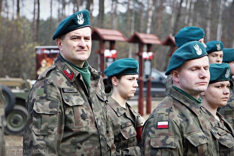 Symboliczne tabliczki Żołnierzy Niezłomnych odsłonięte. Szydłowieckie dęby pomnikami pamięci