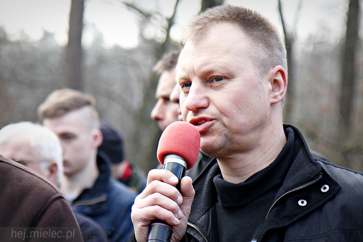 Symboliczne tabliczki Żołnierzy Niezłomnych odsłonięte. Szydłowieckie dęby pomnikami pamięci