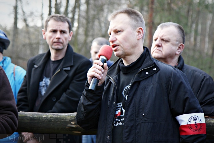 Symboliczne tabliczki Żołnierzy Niezłomnych odsłonięte. Szydłowieckie dęby pomnikami pamięci
