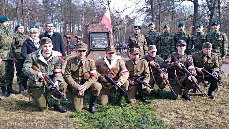 Symboliczne tabliczki Żołnierzy Niezłomnych odsłonięte. Szydłowieckie dęby pomnikami pamięci