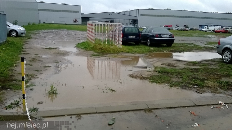 Parkujący na strefie toną w błocie, bo nie ma dla nich miejsca