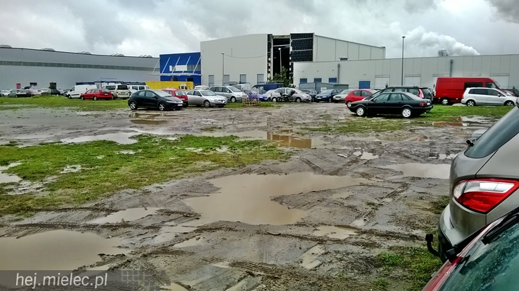 Parkujący na strefie toną w błocie, bo nie ma dla nich miejsca