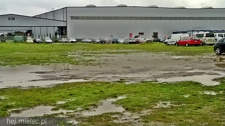 Parkujący na strefie toną w błocie, bo nie ma dla nich miejsca
