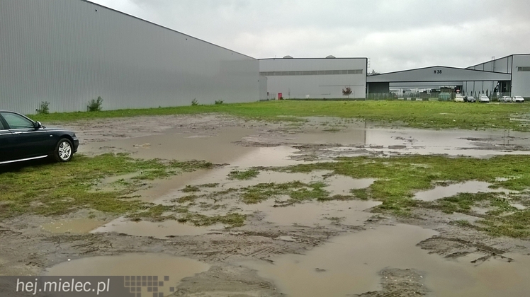 Parkujący na strefie toną w błocie, bo nie ma dla nich miejsca