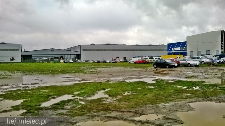 Parkujący na strefie toną w błocie, bo nie ma dla nich miejsca