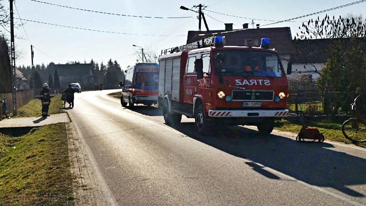 Dachowanie volkswagena w Kiełkowie. Opona w pojeździe pękła podczas jazdy