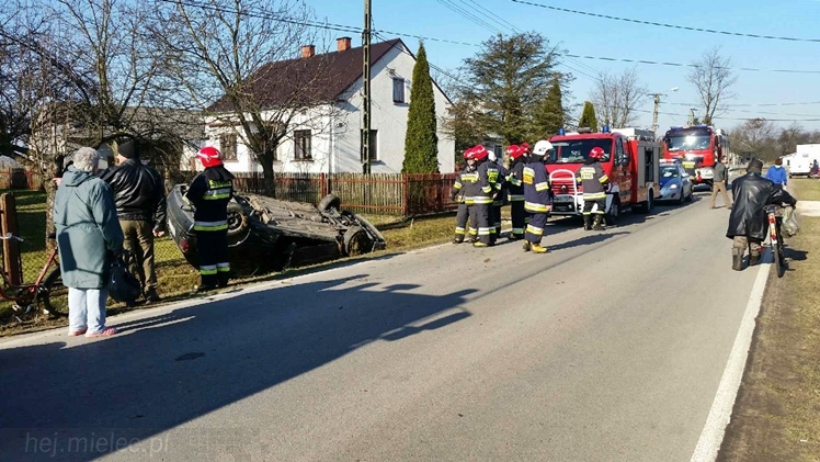 Dachowanie volkswagena w Kiełkowie. Opona w pojeździe pękła podczas jazdy