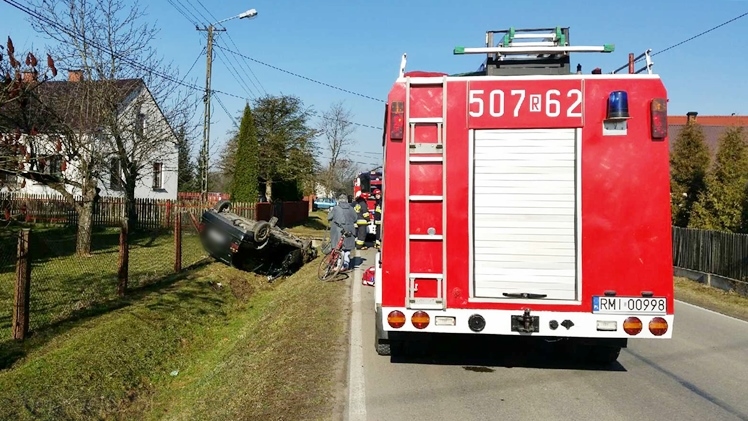Dachowanie volkswagena w Kiełkowie. Opona w pojeździe pękła podczas jazdy