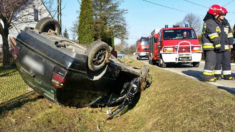 Dachowanie volkswagena w Kiełkowie. Opona w pojeździe pękła podczas jazdy