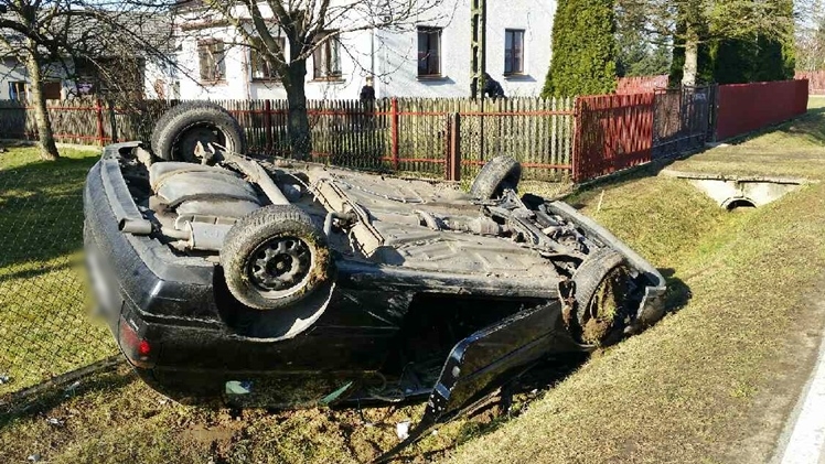 Dachowanie volkswagena w Kiełkowie. Opona w pojeździe pękła podczas jazdy