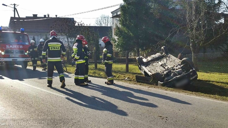 Dachowanie volkswagena w Kiełkowie. Opona w pojeździe pękła podczas jazdy
