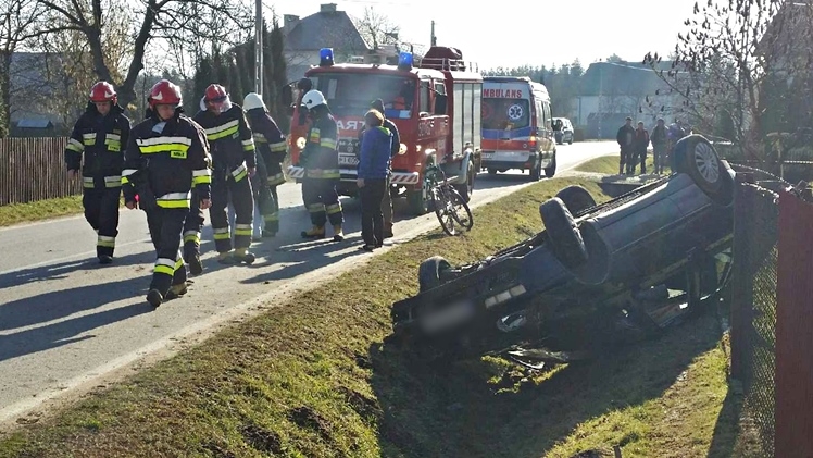 Dachowanie volkswagena w Kiełkowie. Opona w pojeździe pękła podczas jazdy