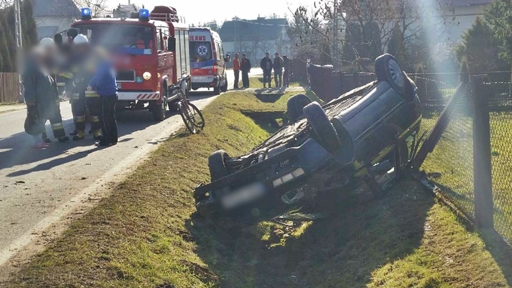 Dachowanie volkswagena w Kiełkowie. Opona w pojeździe pękła podczas jazdy