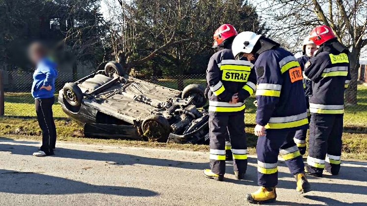 Dachowanie volkswagena w Kiełkowie. Opona w pojeździe pękła podczas jazdy