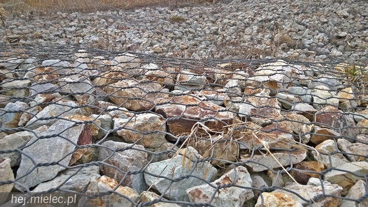 Osunęła się skarpa Wisłoki, zagrożony wał chroniący Wolę Mielecką