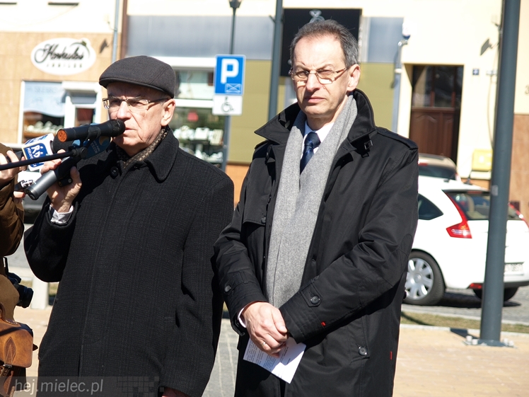 Gryf Mielecki przemówił! Przypomina historię miasta! I ryczy!