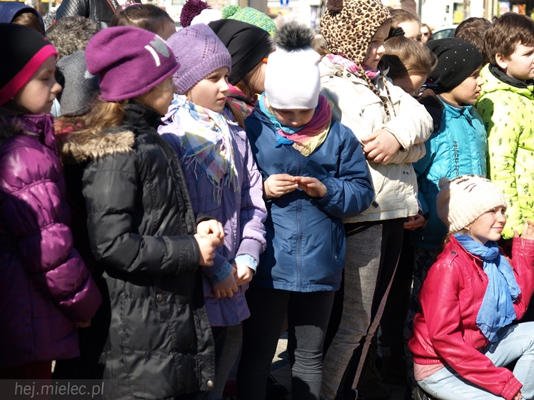 Gryf Mielecki przemówił! Przypomina historię miasta! I ryczy!