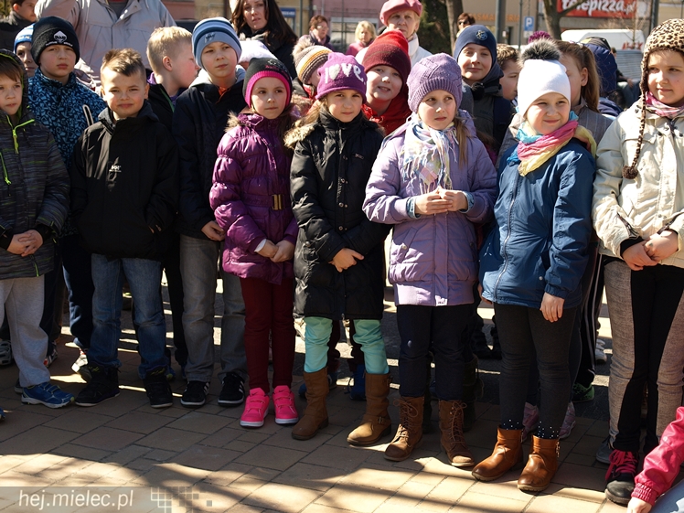 Gryf Mielecki przemówił! Przypomina historię miasta! I ryczy!