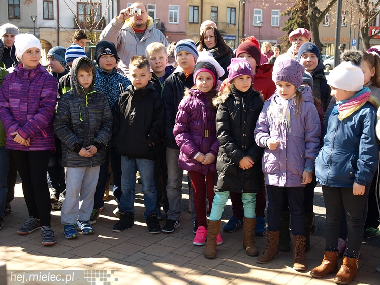 Gryf Mielecki przemówił! Przypomina historię miasta! I ryczy!