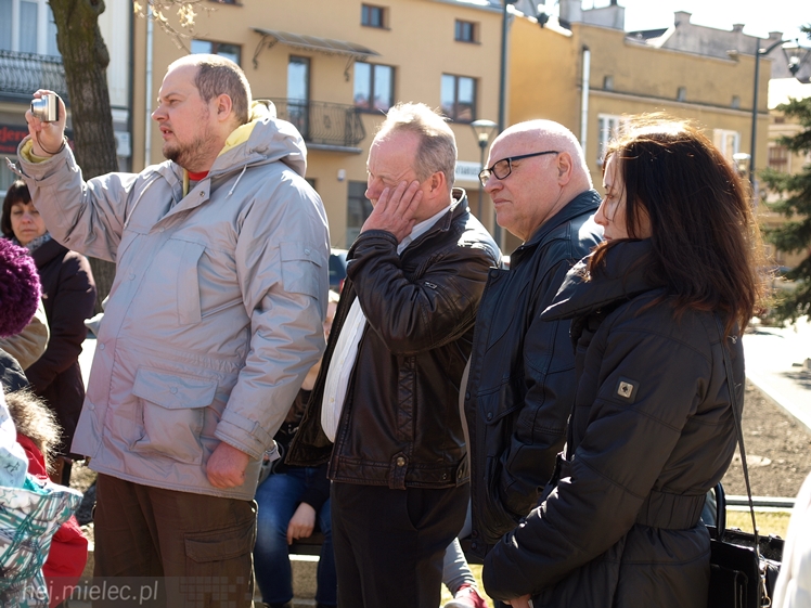 Gryf Mielecki przemówił! Przypomina historię miasta! I ryczy!