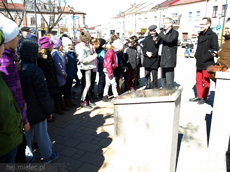 Gryf Mielecki przemówił! Przypomina historię miasta! I ryczy!
