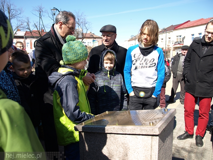 Gryf Mielecki przemówił! Przypomina historię miasta! I ryczy!