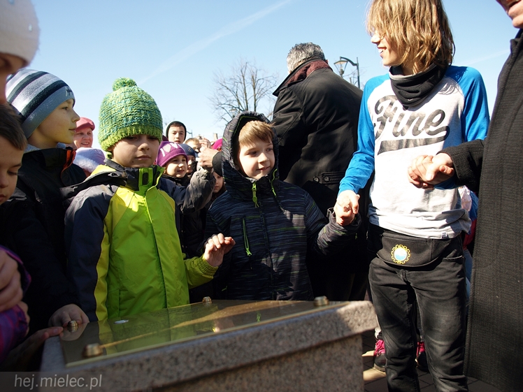 Gryf Mielecki przemówił! Przypomina historię miasta! I ryczy!