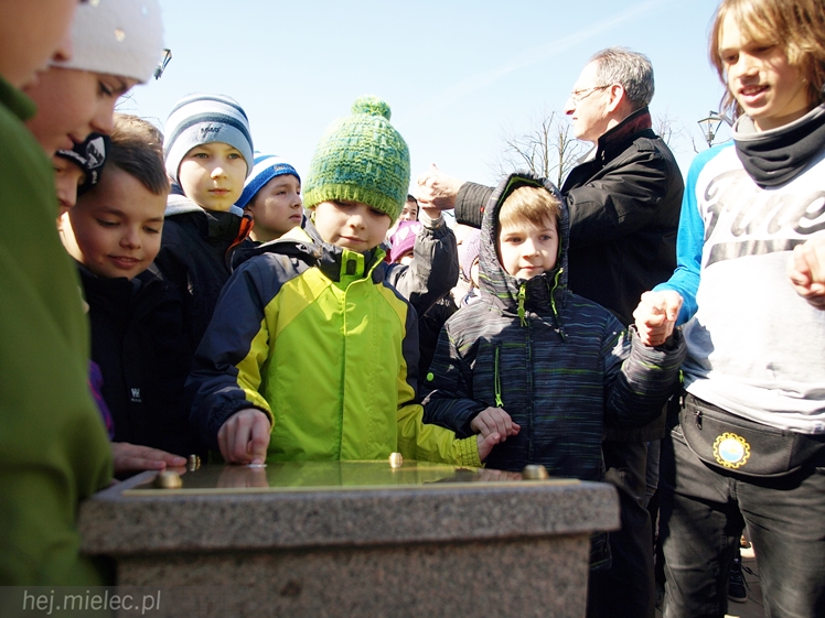 Gryf Mielecki przemówił! Przypomina historię miasta! I ryczy!