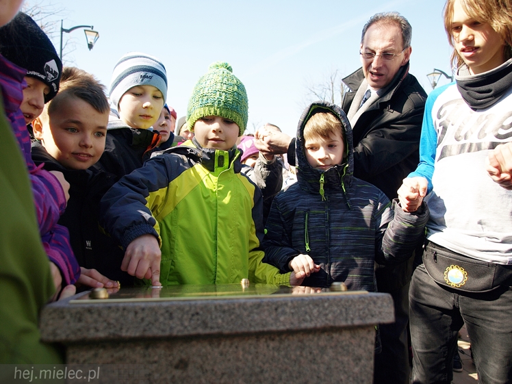 Gryf Mielecki przemówił! Przypomina historię miasta! I ryczy!