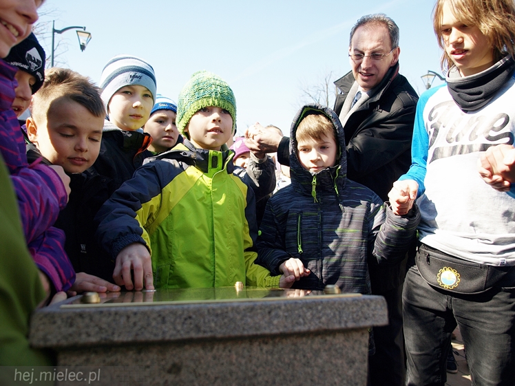 Gryf Mielecki przemówił! Przypomina historię miasta! I ryczy!