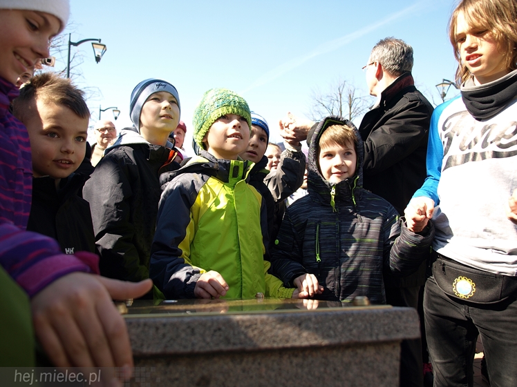Gryf Mielecki przemówił! Przypomina historię miasta! I ryczy!