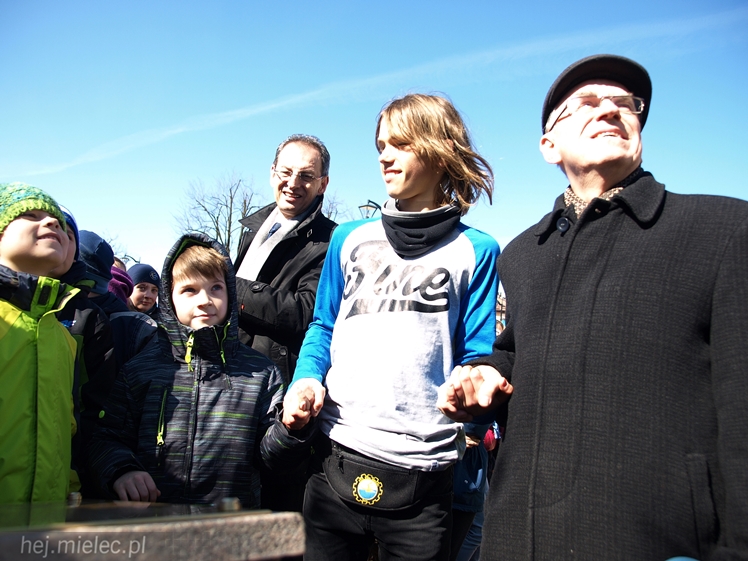 Gryf Mielecki przemówił! Przypomina historię miasta! I ryczy!