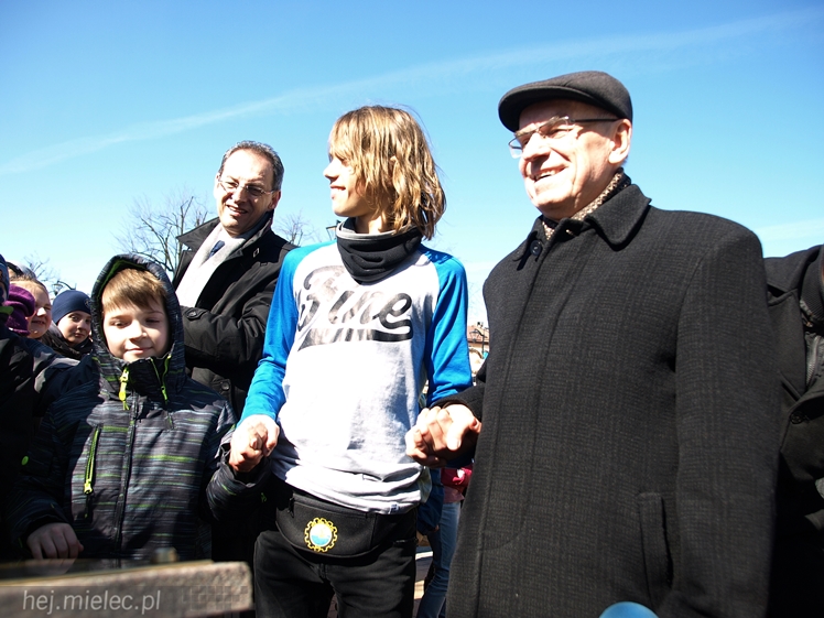 Gryf Mielecki przemówił! Przypomina historię miasta! I ryczy!