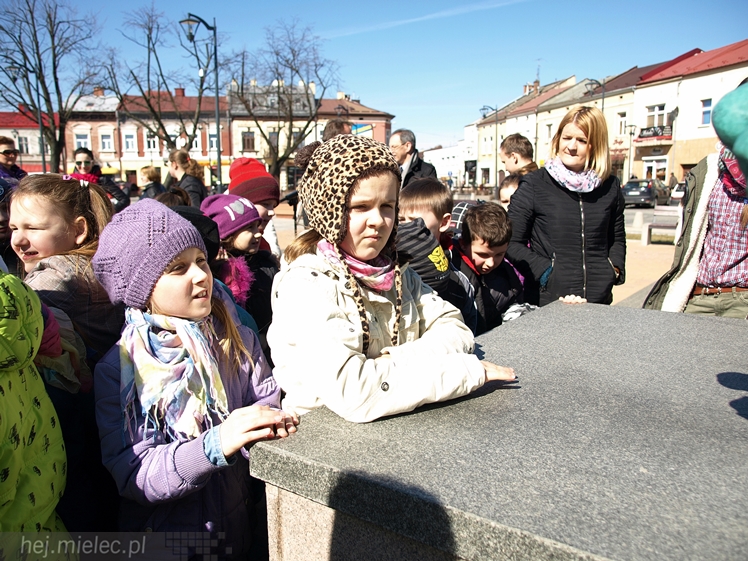 Gryf Mielecki przemówił! Przypomina historię miasta! I ryczy!