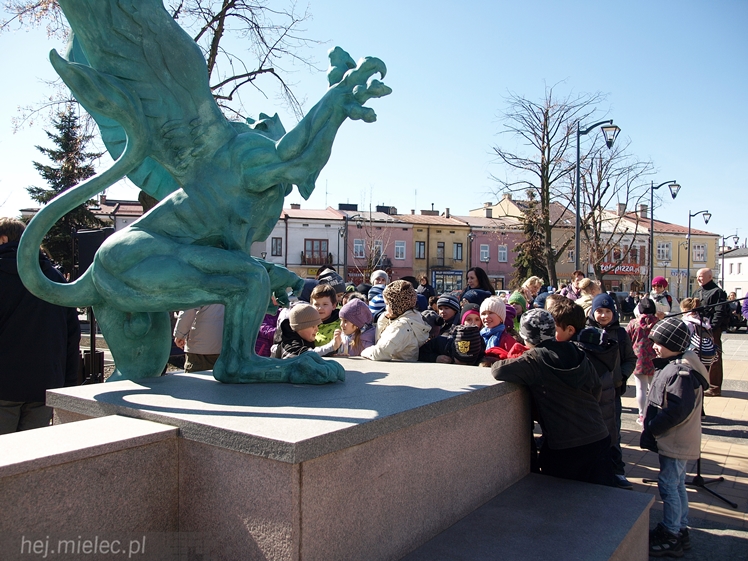 Gryf Mielecki przemówił! Przypomina historię miasta! I ryczy!