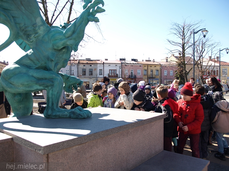 Gryf Mielecki przemówił! Przypomina historię miasta! I ryczy!