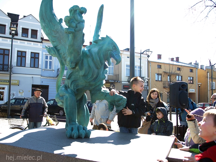 Gryf Mielecki przemówił! Przypomina historię miasta! I ryczy!