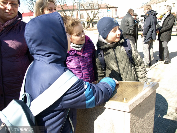 Gryf Mielecki przemówił! Przypomina historię miasta! I ryczy!