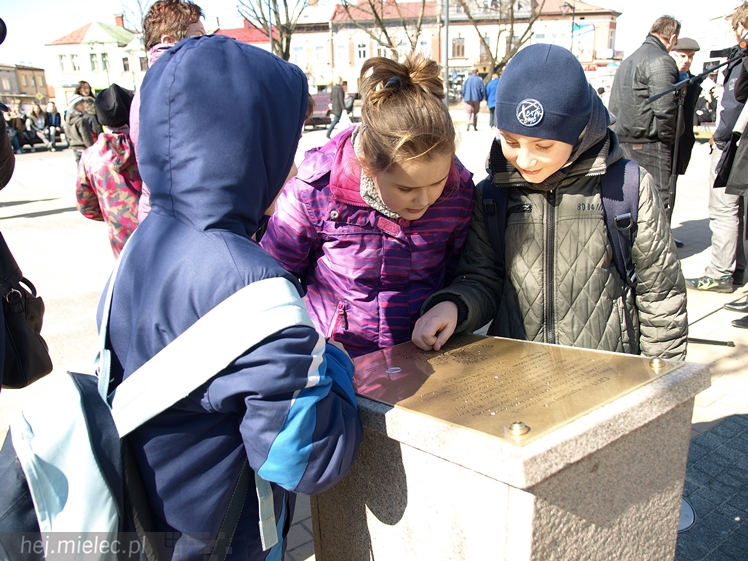 Gryf Mielecki przemówił! Przypomina historię miasta! I ryczy!