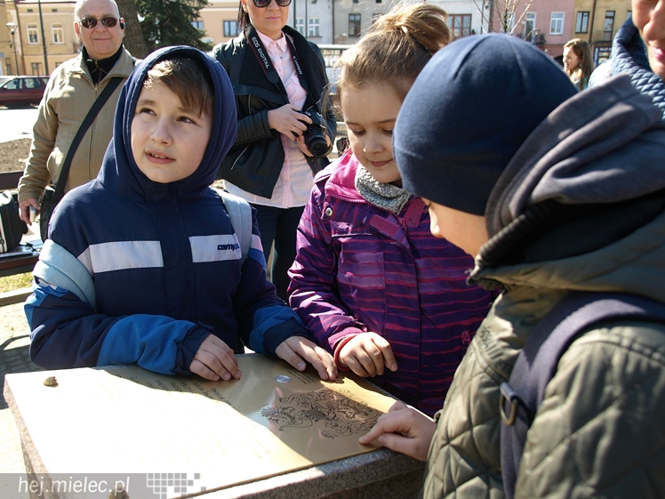 Gryf Mielecki przemówił! Przypomina historię miasta! I ryczy!