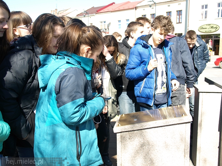 Gryf Mielecki przemówił! Przypomina historię miasta! I ryczy!