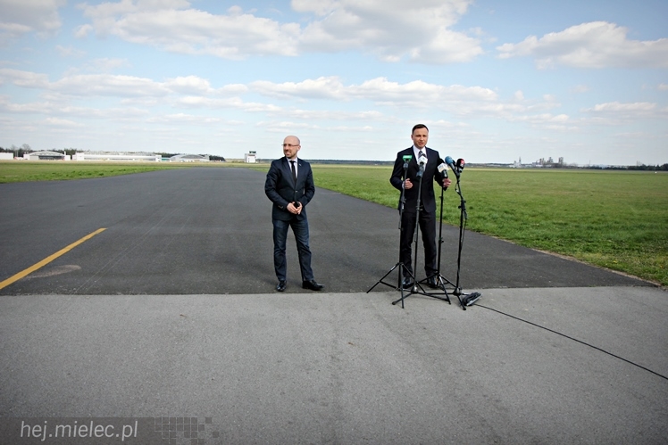 Andrzej Duda w Mielcu. Konferencja prasowa ws. przetargu na śmigłowce dla wojska