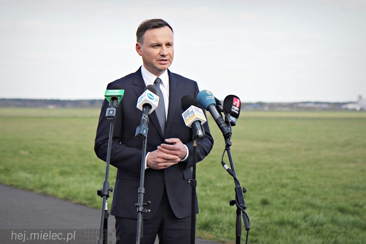 Andrzej Duda w Mielcu. Konferencja prasowa ws. przetargu na śmigłowce dla wojska