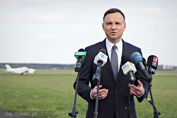 Andrzej Duda w Mielcu. Konferencja prasowa ws. przetargu na śmigłowce dla wojska