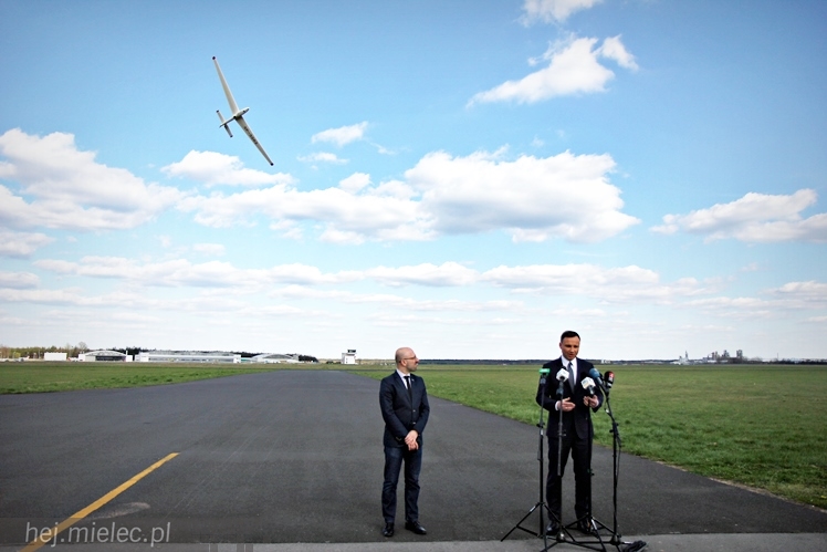Andrzej Duda w Mielcu. Konferencja prasowa ws. przetargu na śmigłowce dla wojska