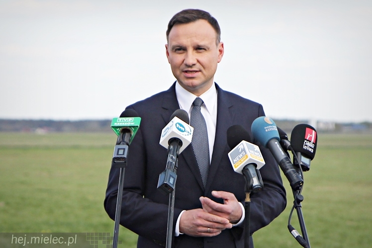 Andrzej Duda w Mielcu. Konferencja prasowa ws. przetargu na śmigłowce dla wojska