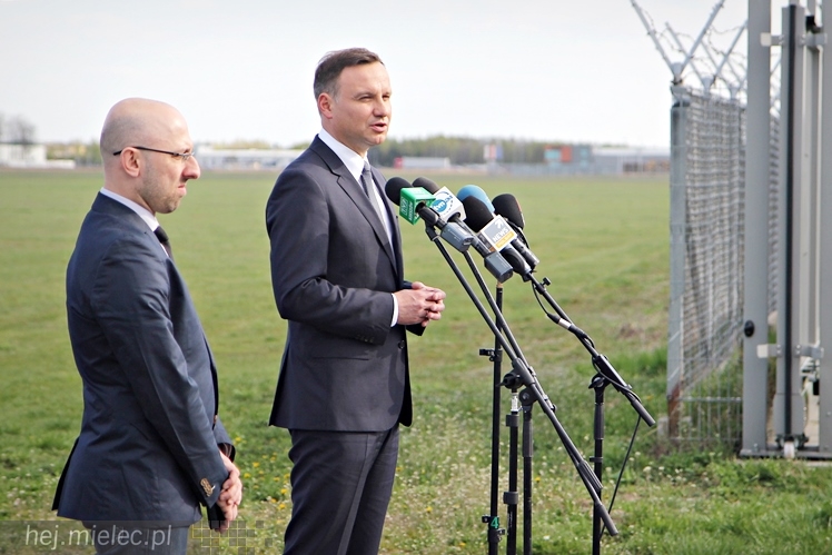 Andrzej Duda w Mielcu. Konferencja prasowa ws. przetargu na śmigłowce dla wojska